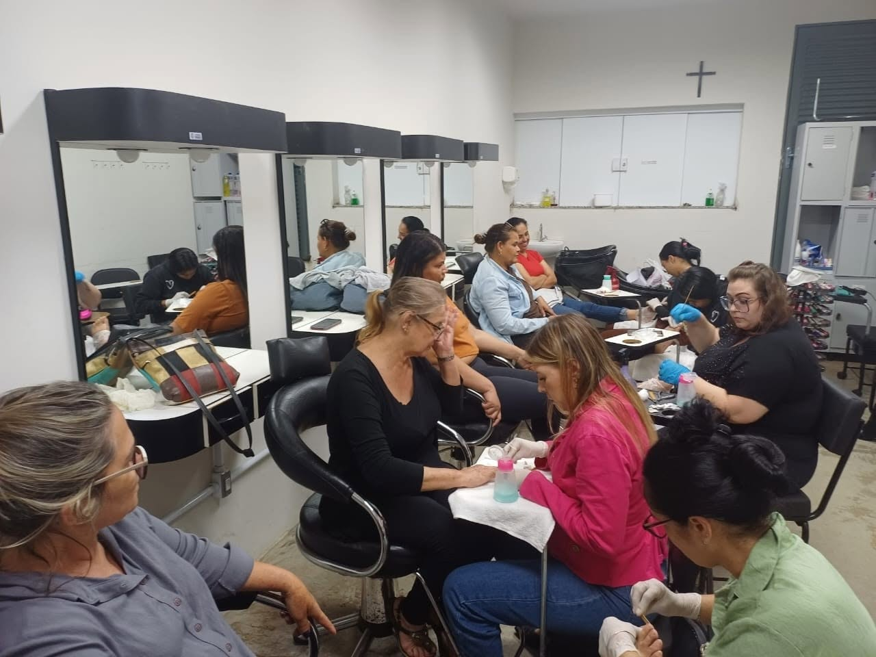 Aula prática de manicure e estética na Casa da Fraternidade