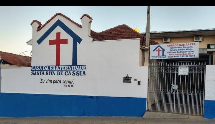 Fachada da Casa da Fraternidade Santa Rita de Cássia em Bauru, com o logotipo e a cruz vermelha