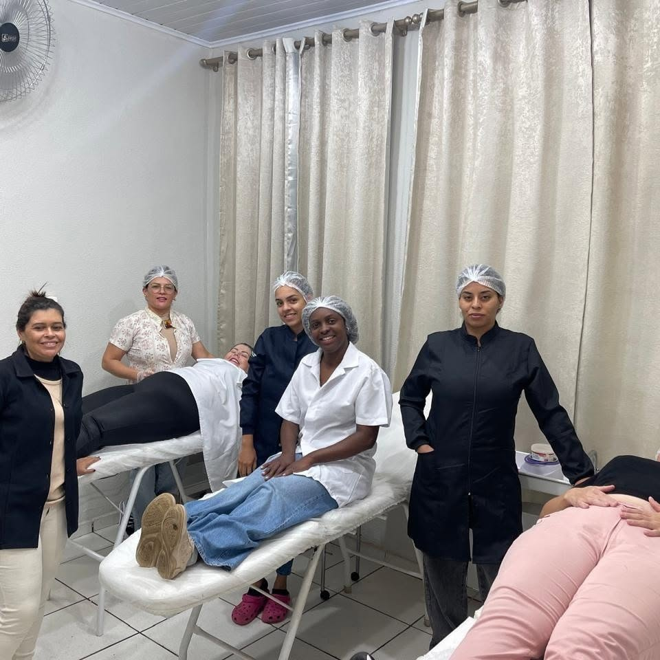Alunas e voluntárias do curso de estética da Casa da Fraternidade