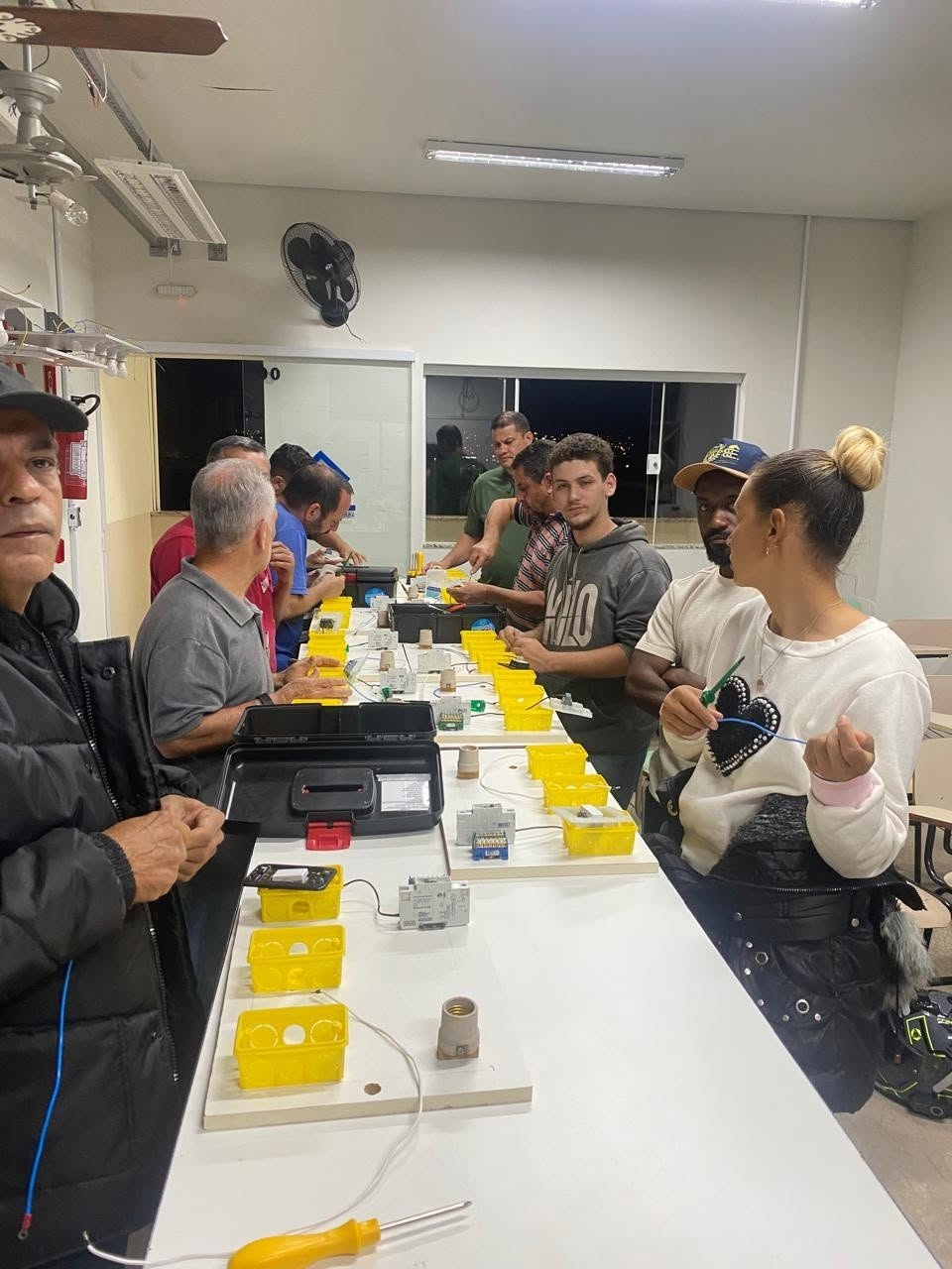 Cursos de Elétrica, Costura Criativa e Manicure